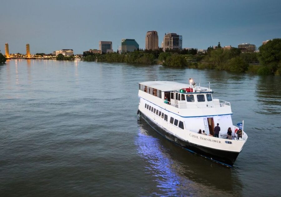 Sacramento: New Year's Eve Rock the Yacht Cruise - The live DJ and the mood on board