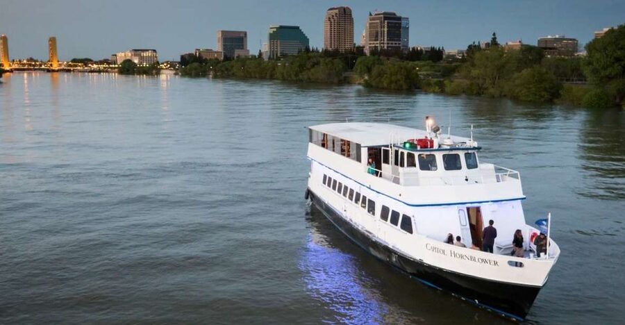 Sacramento: New Year's Eve Rock the Yacht Cruise - What the cruise schedule feels like