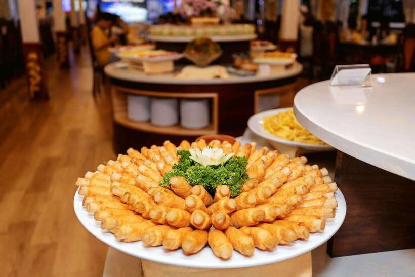 Saigon: Private table on board in a Luxury Cruise - Boarding the boat and choosing your dinner