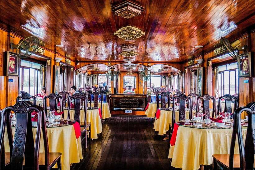 Saigon: Private table on board in a Luxury Cruise - The one-hour river route after sunset