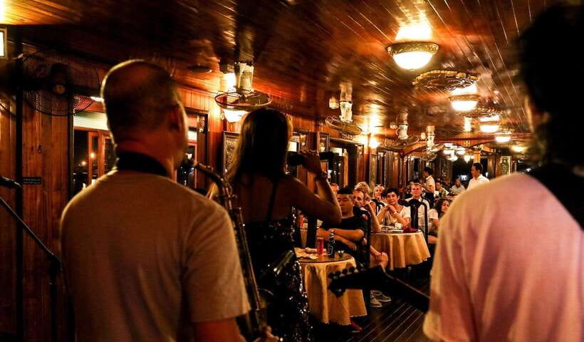 Saigon: Private table on board in a Luxury Cruise - Traditional music and crew performances