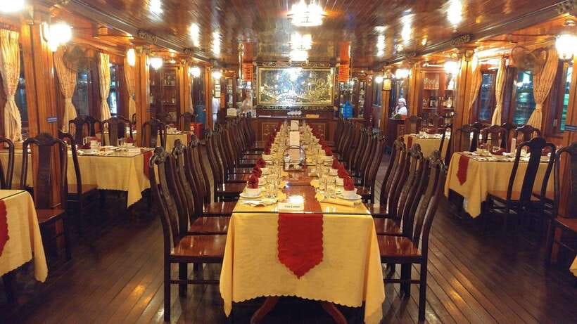 Saigon: Private table on board in a Luxury Cruise - The return to central Saigon