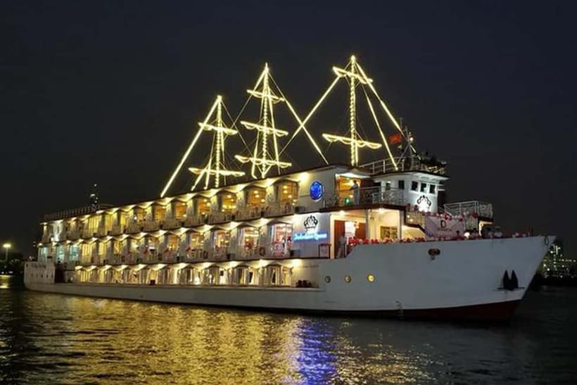Saigon: Private table on board in a Luxury Cruise - Pickup from District 1 between 6:30 and 7:00 PM