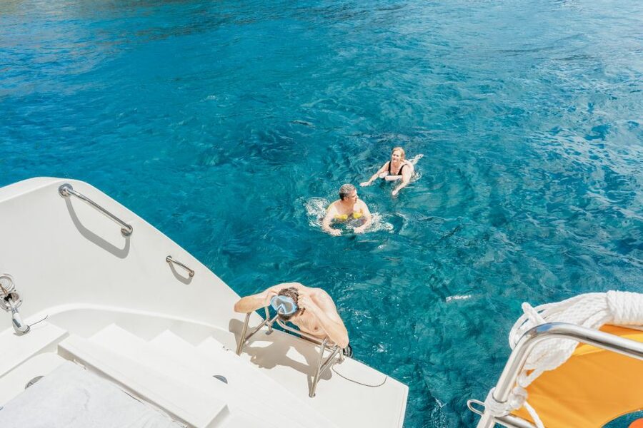 Santorini: Luxury Catamaran Day Trip with Meal and Open Bar - Morning sailing or sunset below Oia