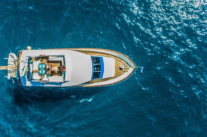 Santorini: Motor Yacht Private Cruise with 5-Course Meal - What this private Santorini cruise actually offers