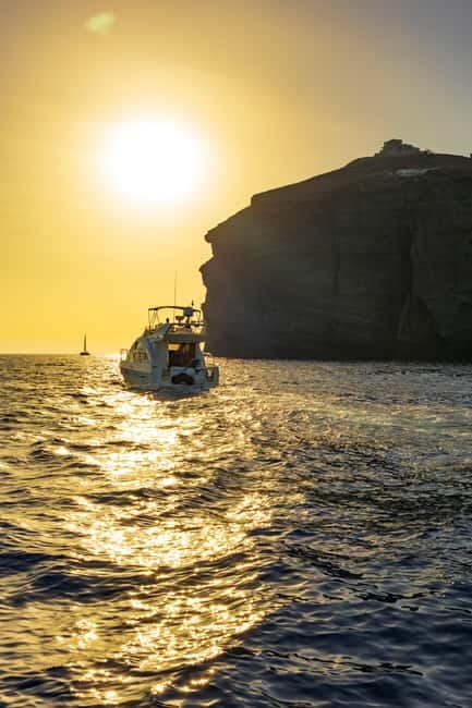 Santorini: Private Yacht Experience of Timeless Elegance - The Azimut 42 and the flybridge setup