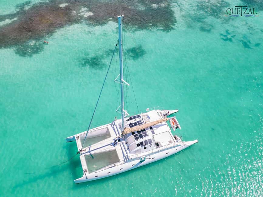 Saona island - Small group tour - Luxury catamaran - Sailing toward Catuano and the first snorkel stop