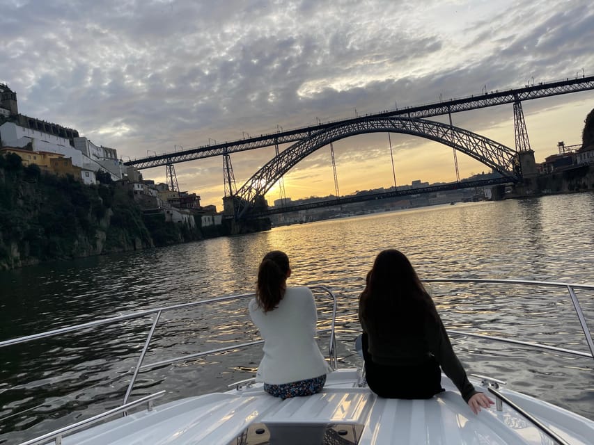 Six bridges yacht cruise on the Douro River in Porto - Dom Luís Bridge and Ribeira from the river