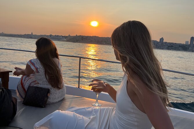 Small Group Yacht Tour With Unlimited Wine, Fruits & Mixed Nuts - Key points to know before booking