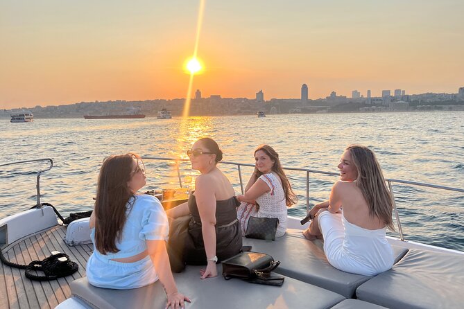 Small Group Yacht Tour With Unlimited Wine, Fruits & Mixed Nuts - Wine, fruit, nuts, and the pace of the cruise