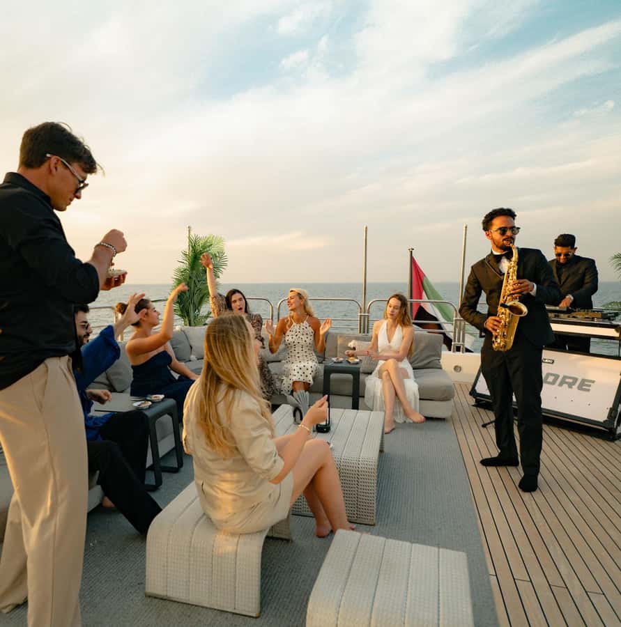 Sunseeker Superyacht: VIP Dinner, Premium Drinks& Live Music - Premium drinks, bubbly, and the night-party difference