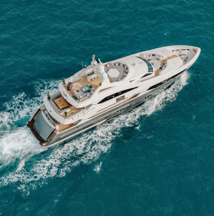 Sunseeker Superyacht: VIP Dinner, Premium Drinks& Live Music - A 40-meter yacht instead of a standard dinner cruise