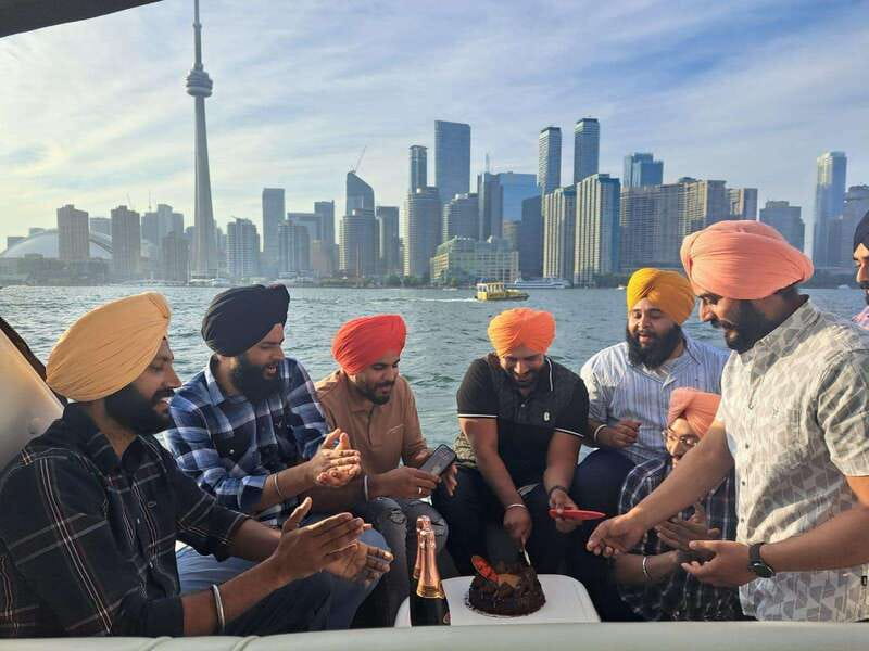 Toronto: Private Luxury Yacht Sightseeing Cruise & Prosecco - A private setting with a licensed captain
