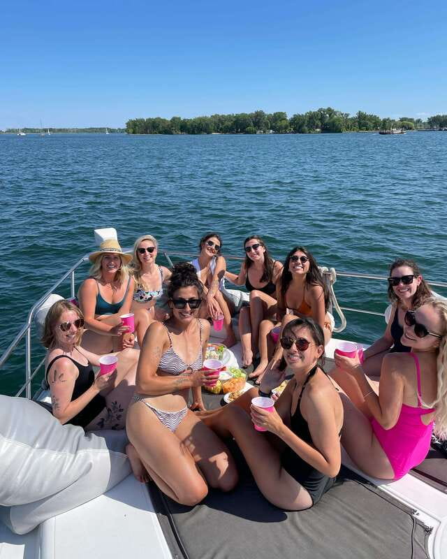 Toronto: Private Luxury Yacht Sightseeing Cruise & Prosecco - Who will enjoy this most?