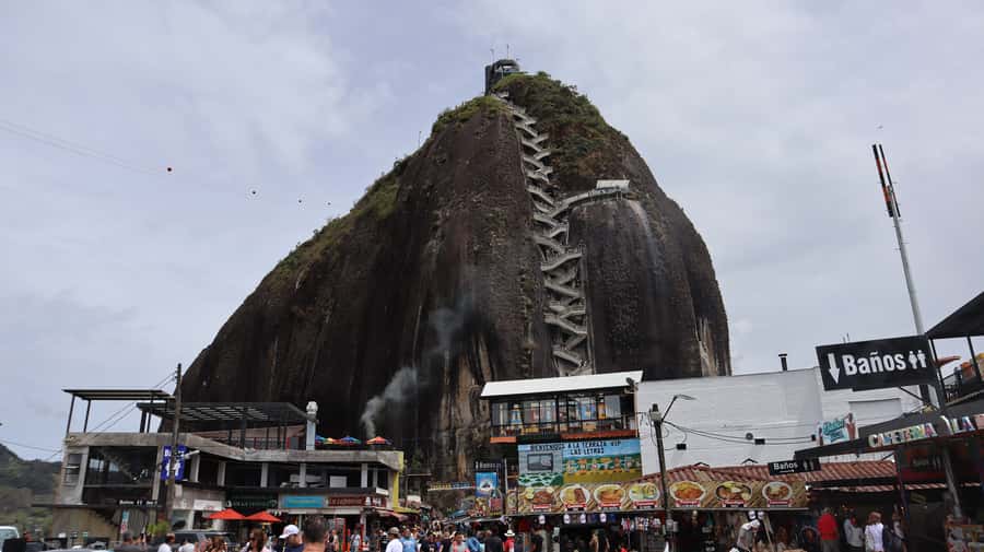 Tour Guatapé: luxury yacht to the stone of Peñol. - From your hotel to Guatapé in a private vehicle