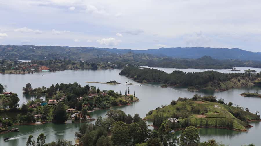 Tour Guatapé: luxury yacht to the stone of Peñol. - Lunch and two drinks aboard the luxury yacht
