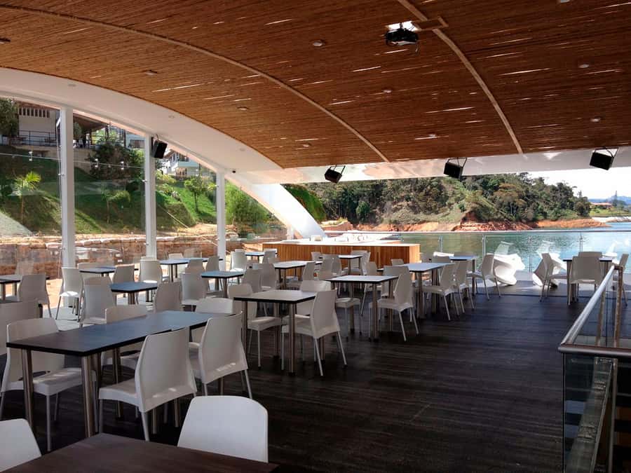 Tour Guatapé: luxury yacht to the stone of Peñol. - Who should book this day