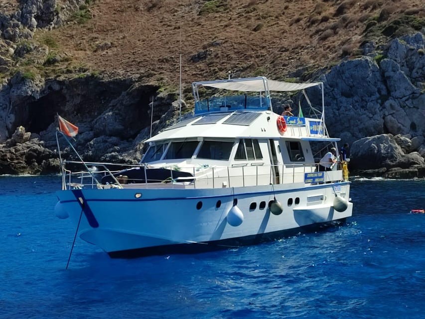 Trapani: Yacht Excursion to Levanzo and Favignana with Lunch - Cruising from Levanzo to Favignana