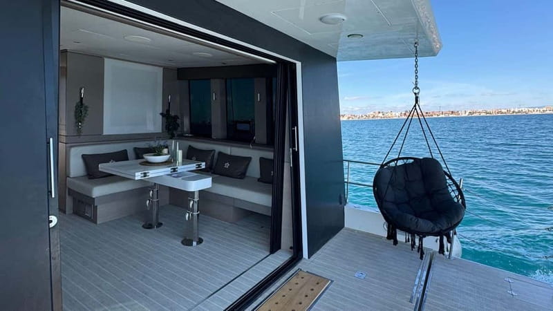 Valencia: Luxury boat ride with captain, drinks, and private bathroom - Drinks, music, and the comfort details