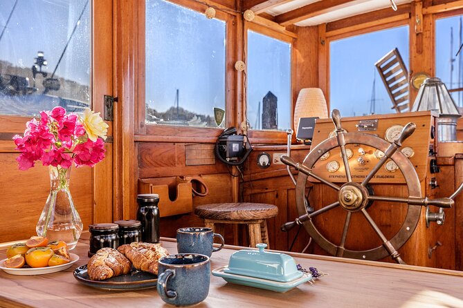 Wine and Dine on a Century Old Sausalito Yacht - A century-old yacht with the whole boat to yourself