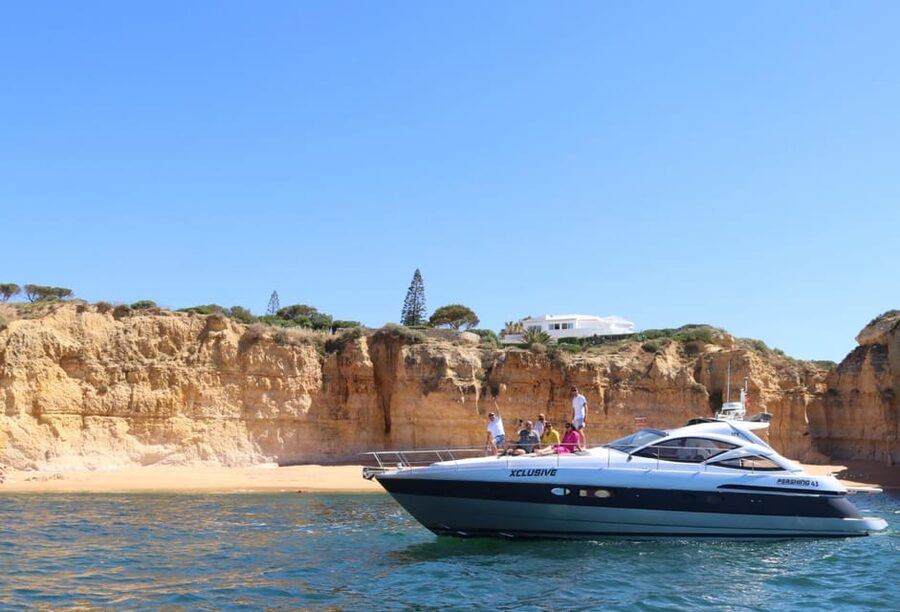 Xclusive Luxury Yacht Albufeira - The inside of the yacht and what to bring