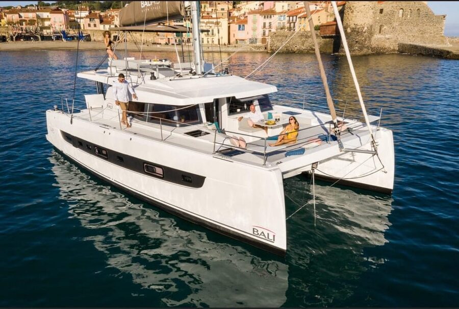 Yacht catamaran trip to the Lavezzi Islands - Space, Shade, and the Bali 4.6 Layout