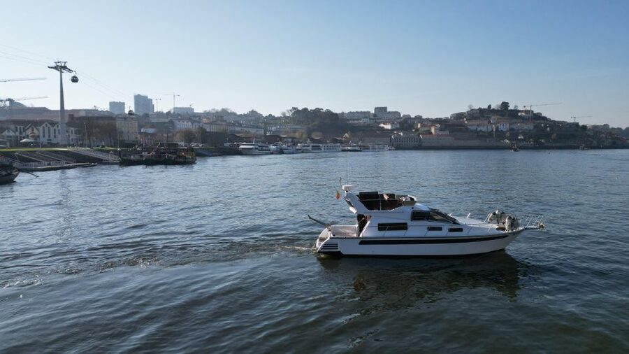 Yacht Douro Tour - Porto and Vila Nova de Gaia from the river