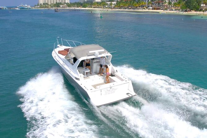 Yacht experience in Cancun: cruise, swim and sunset views - Crew service and communication