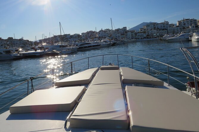 Yacht ride in Puerto Banús - Adding your own music through Bluetooth