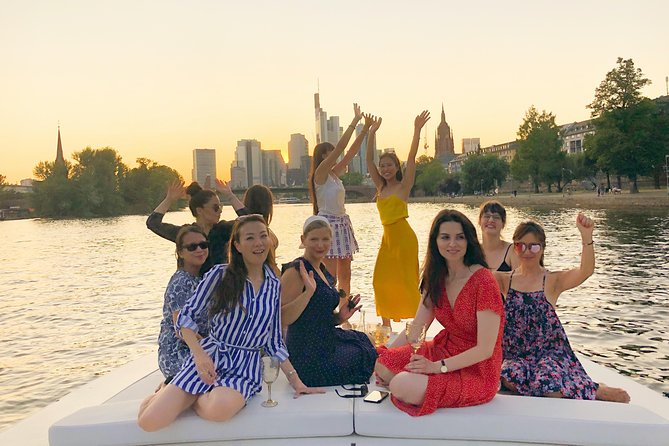 Yacht Tour in Frankfurt for up to 12 Guests - The romantic angle