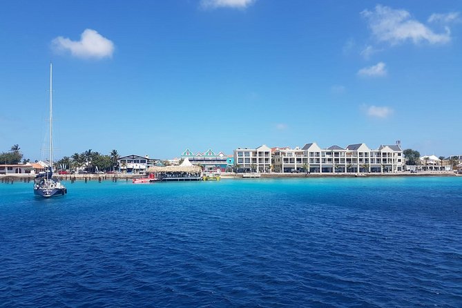 Yacht tour with local guide & snorkeling activities - A three-hour boat ride with a local feel