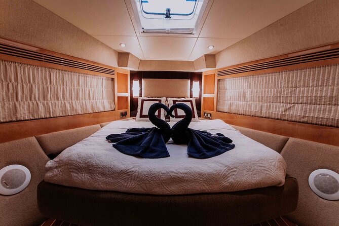 Yacht Trip Dubai : Book 56 ft Premium Yacht up to 21 people - The Burj Al Arab and Dubai’s sail-shaped skyline