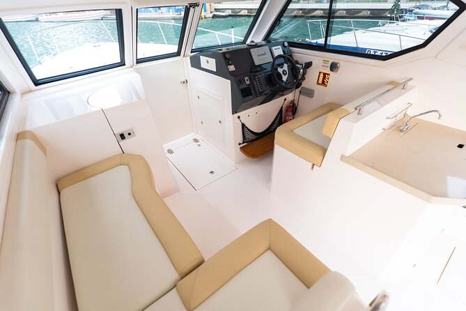 Yachting in Dubai: Book 36 ft Yacht Charter up to 10 people - Seeing Dubai from a private 36-foot yacht